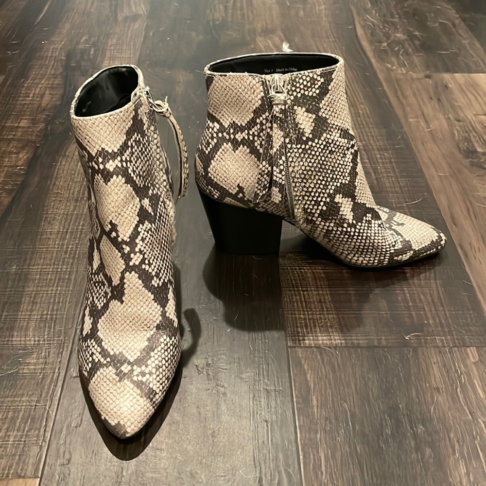 Dolce Vita snakeskin print ankle booties sz 7